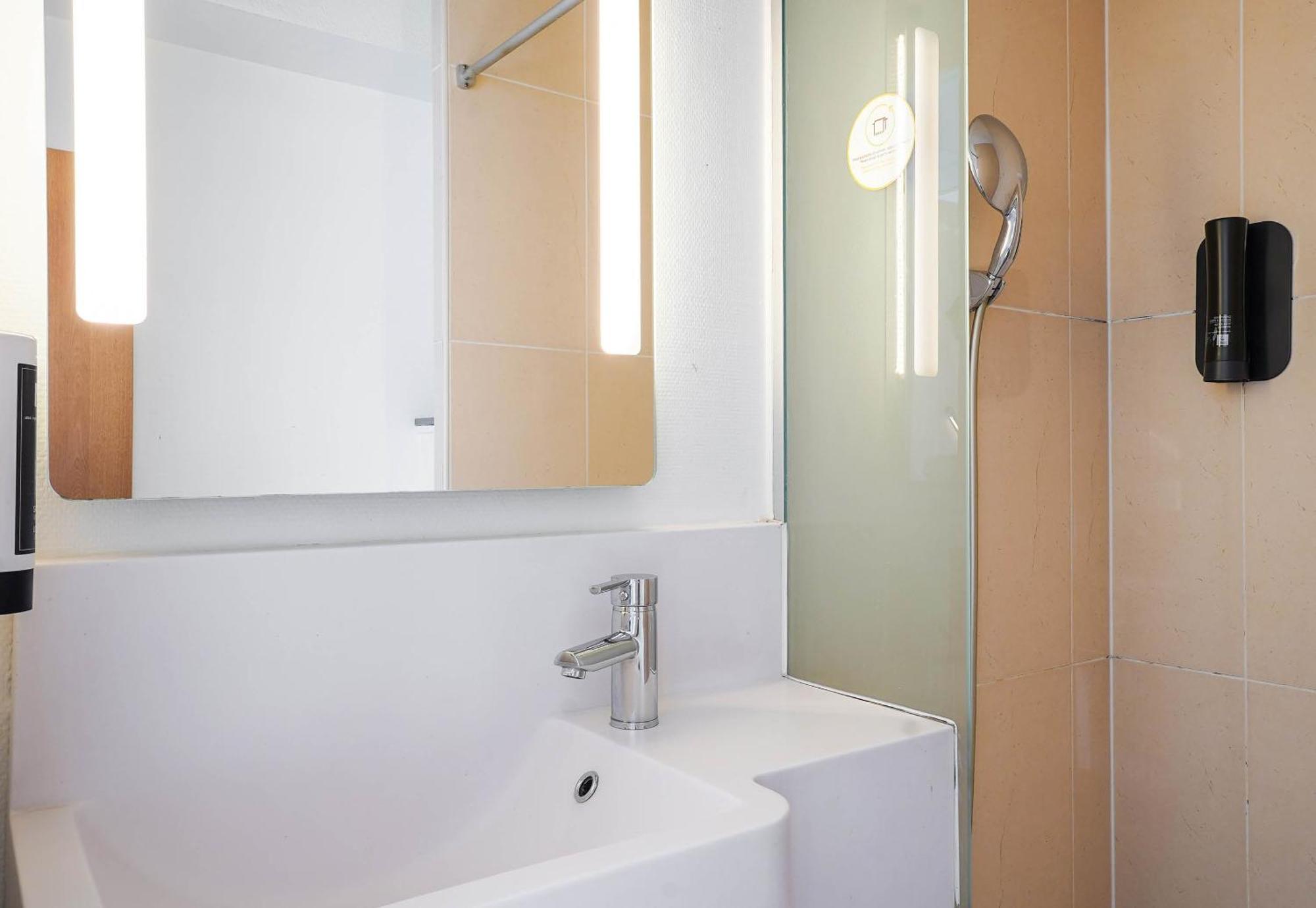 Hotel Centre La Joliette 3*